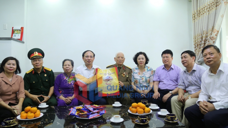 Đồng chí Bí thư Tỉnh ủy tặng quà tri ân cựu chiến binh Hoàng Thanh Minh (4-2024). Ảnh: Thu Chung