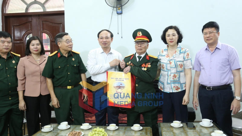 Đồng chí Bí thư Tỉnh ủy tặng quà tri ân cựu chiến binh Trần Văn Đào (4-2024). Ảnh: Thu Chung