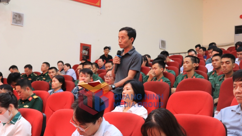 Cử tri huyện Cô Tô đề xuất một số nội dung tại buổi tiếp xúc (4-2024). Ảnh: Cao Quỳnh