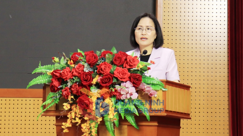 ĐBQH Trần Thị Kim Nhung thông tin tới cử tri về kỳ họp thứ 7, Quốc hội khóa XV (4-2024). Ảnh: Cao Quỳnh