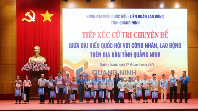Các ĐBQH tỉnh tặng quà cho công nhân lao động có hoàn cảnh khó khăn trên địa bàn tỉnh (5-2024). Ảnh: Nguyễn Thanh