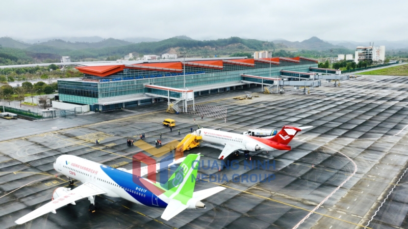Hai mẫu máy bay thương mại mới của Tập đoàn Comac Air (Trung Quốc) được giới thiệu, triển lãm tại Cảng hàng không quốc tế Vân Đồn (3-2024). Ảnh: Đỗ Phương