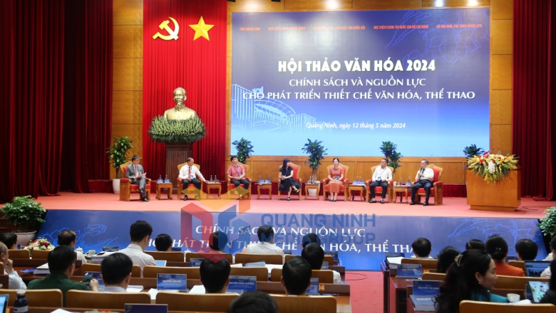 Các đại biểu, chuyên gia, nhà khoa học tham gia thảo luận bàn tròn tại hội thảo (5-2024). Ảnh: Thu Chung