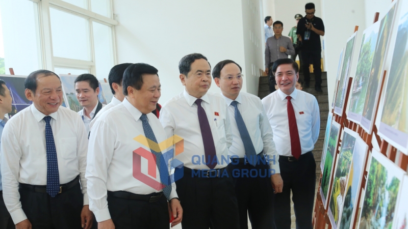 Các đại biểu tham quan gian trưng bày ảnh về các hoạt động văn hóa, thể thao trên địa bàn tỉnh Quảng Ninh (5-2024). Ảnh: Thu Chung