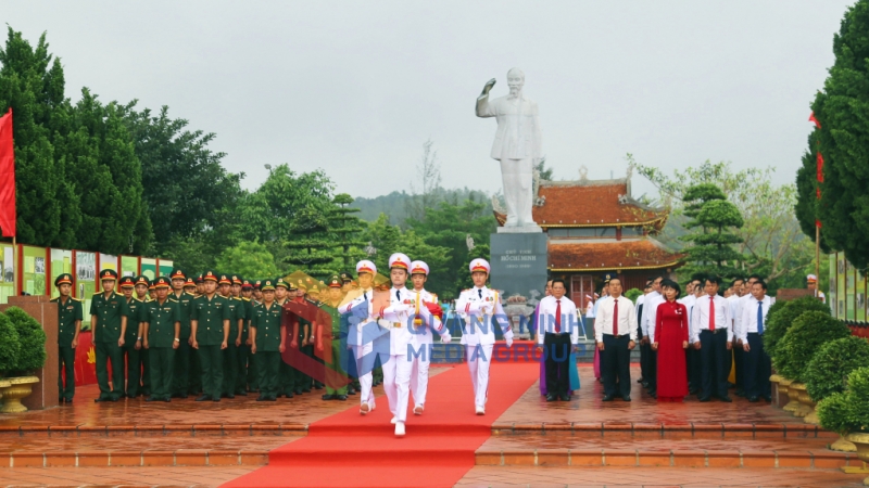 Lá cờ Tổ quốc được trang trọng rước qua tượng đài Chủ tịch Hồ Chí Minh (5-2024). Ảnh: Nguyễn Thanh