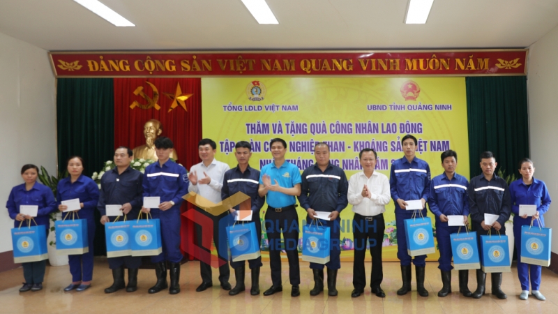 Các đồng chí lãnh đạo Tổng Liên đoàn Lao động Việt Nam, tỉnh Quảng Ninh tặng quà công nhân có hoàn cảnh khó khăn (5-2024). Ảnh: Đỗ Phương