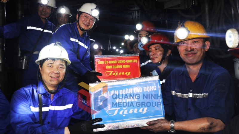 Các đồng chí lãnh đạo Tổng Liên đoàn Lao động Việt Nam, tỉnh Quảng Ninh tặng quà công nhân tại khai trường khai thác tại độ sâu -250m (5-2024). Ảnh: Đỗ Phương