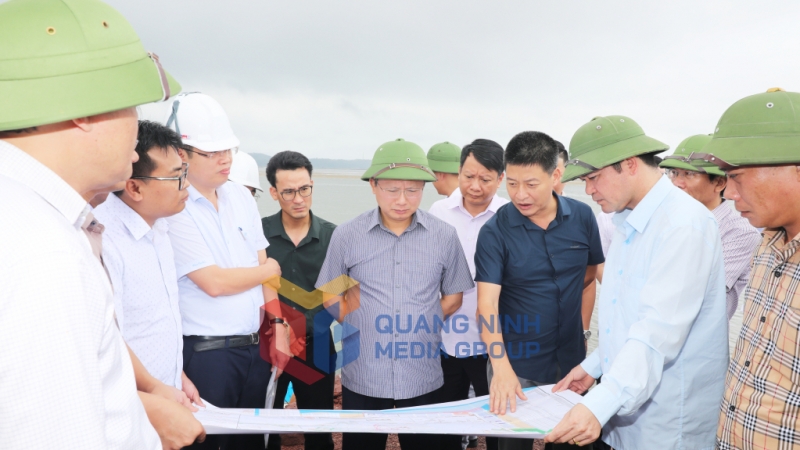 Đại diện chủ đầu tư báo cáo tiến độ thực hiện các dự án (5-2024). Ảnh: Đỗ Phương