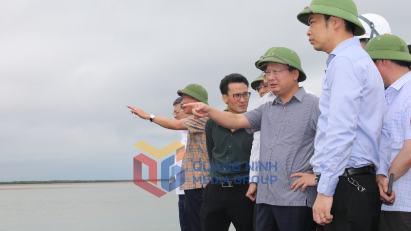 Đồng chí Cao Tường Huy, Phó Bí thư Tỉnh ủy, Chủ tịch UBND tỉnh kiểm tra tiến độ triển khai dự án Bến cảng tổng hợp Vạn Ninh (5-2024). Ảnh: Đỗ Phương