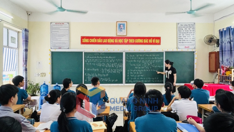 Học sinh lớp 9A1, Trường TH-THCS-THPT Nguyễn Bỉnh Khiêm (TP Hạ Long) ôn luyện cho Kỳ thi tuyển sinh vào lớp 10 năm học 2024-2025. Ảnh: Lan Anh