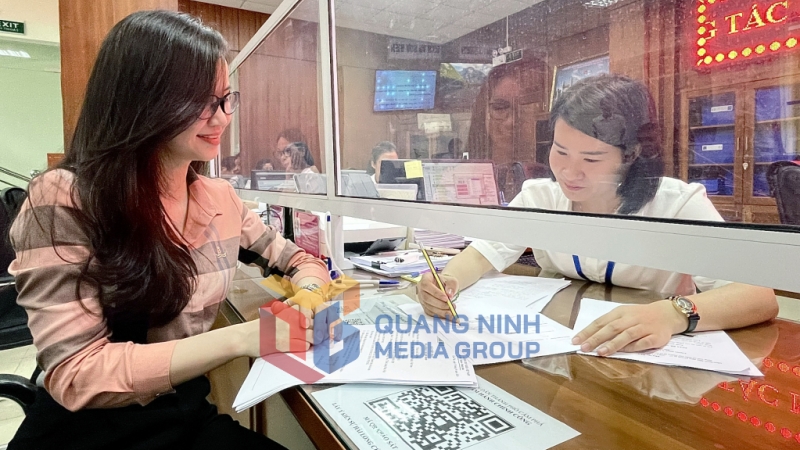 Cán bộ Trung tâm Hành chính công TP Cẩm Phả hướng dẫn người dân giải quyết các thủ tục hành chính (5-2024). Ảnh: Minh Đức