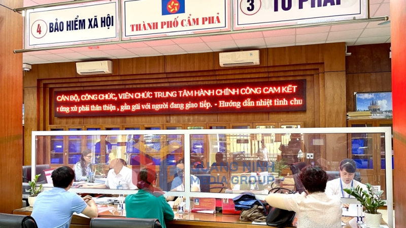 Công dân đến giải quyết TTHC tại Trung tâm Hành chính công TP Cẩm Phả (5-2024). Ảnh: Minh Đức