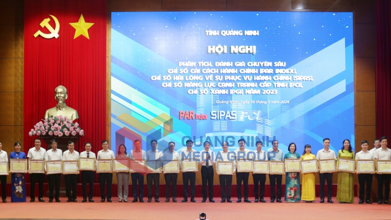 Đồng chí Nguyễn Xuân Ký, Ủy viên Trung ương Đảng, Bí thư Tỉnh ủy, Chủ tịch HĐND tỉnh trao Bằng khen của UBND tỉnh cho các tập thể có thành tích xuất sắc (5-2024). Ảnh: Thu Chung