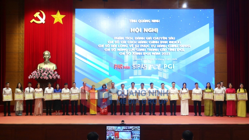Đồng chí Cao Tường Huy, Phó Bí thư Tỉnh ủy, Chủ tịch UBND tỉnh trao Bằng khen của UBND tỉnh cho các cá nhân có thành tích xuất sắc (5-2024). Ảnh: Thu Chung