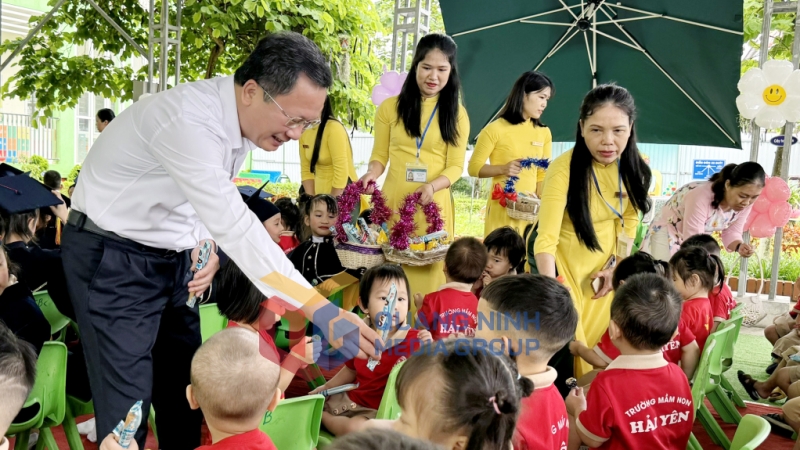 Đồng chí Cao Tường Huy, Chủ tịch UBND tỉnh, chia quà cho các bé mầm non (5-2024).