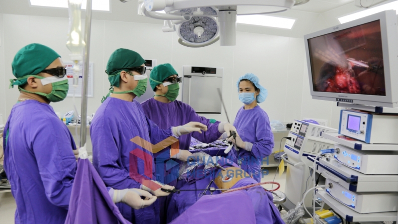 Bác sĩ Bệnh viện Đa khoa tỉnh thực hiện ca phẫu thuật nội soi 3D (5-2024). Ảnh: Nguyễn Hoa