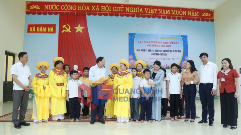 Đồng chí Bí thư Tỉnh ủy tặng quà cho CLB hát nhà tơ xã Đầm Hà (5-2024). Ảnh: Thu Chung