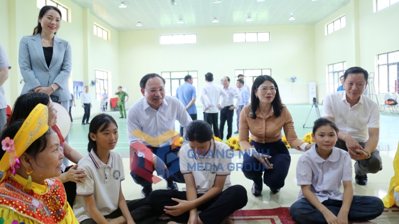 Đồng chí Bí thư Tỉnh ủy, Chủ tịch HĐND tỉnh trò chuyện với các thành viên CLB hát nhà tơ, xã Đầm Hà (5-2024). Ảnh: Thu Chung