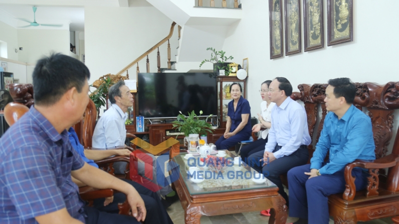Đồng chí Bí thư Tỉnh ủy, Chủ tịch HĐND tỉnh thăm, tặng quà ông Lương Thành Long, thương binh 50% tại thôn 11 xã Hạ Long, huyện Vân Đồn (6-2024). Ảnh: Thu Chung