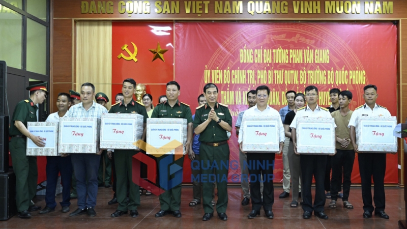 Đại tướng tặng quà cho Đảng bộ, chính quyền, nhân dân và các lực lượng vũ trang trên đảo Trần (6-2024). Ảnh: Minh Toàn
