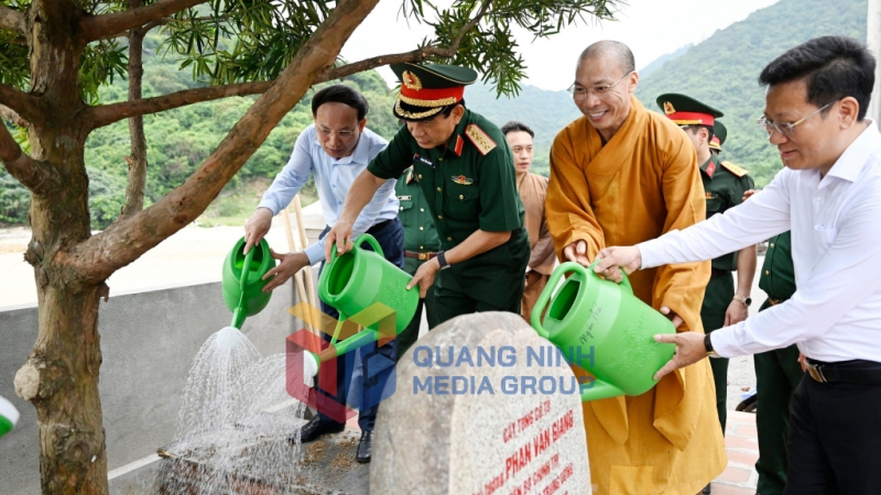 Đại tướng Phan Văn Giang cùng đoàn công tác trồng cây lưu niệm tại Đền - Chùa Trúc Lâm Đảo Trần (6-2024). Ảnh: Minh Toàn