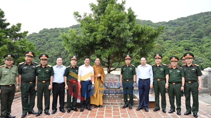 Đại tướng Phan Văn Giang cùng đoàn công tác trồng cây lưu niệm tại Đền - Chùa Trúc Lâm Đảo Trần (6-2024). Ảnh: Minh Toàn