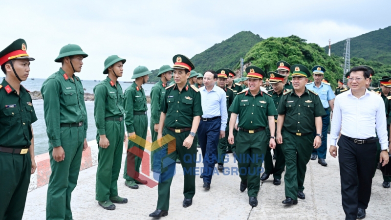 Đại tướng Phan Văn Giang, Ủy viên Bộ Chính trị, Phó Bí thư Quân ủy Trung ương, Bộ trưởng Bộ Quốc phòng thăm, kiểm tra tại đảo Trần (6-2024). Ảnh: Minh Toàn