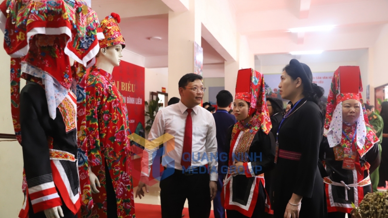 Các đại biểu tham quan gian hàng (6-2024). Ảnh: Cao Quỳnh