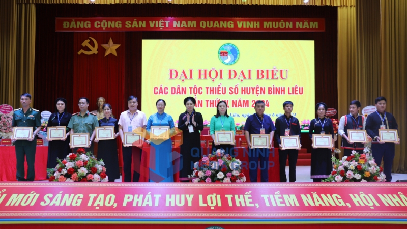 Các tập thể có thành tích xuất sắc được nhận khen thưởng (6-2024). Ảnh: Cao Quỳnh
