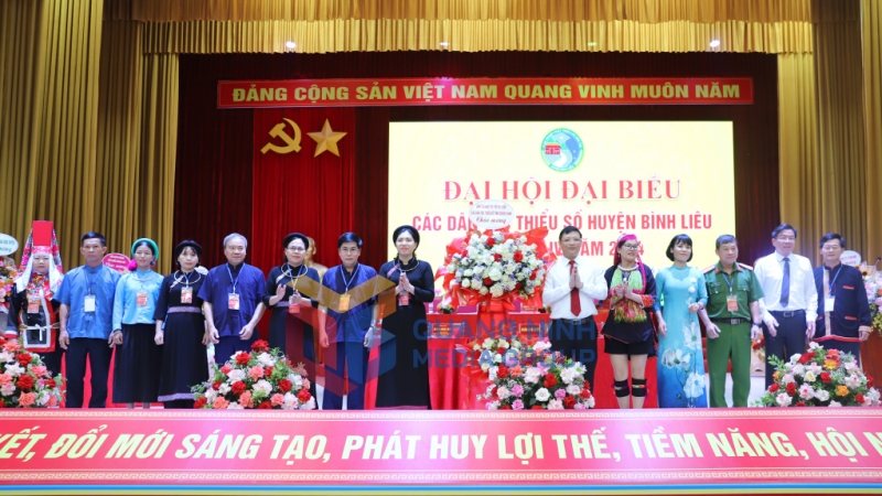 Đồng chí Nghiêm Xuân Cường, Phó Chủ tịch UBND tỉnh tặng hoa chúc mừng đại hội (6-2024). Ảnh: Cao Quỳnh