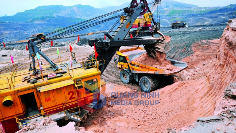 Hệ thống phương tiện vận tải cỡ lớn tại Công ty CP Than Đèo Nai (5-2023). Ảnh: Hoàng Yến