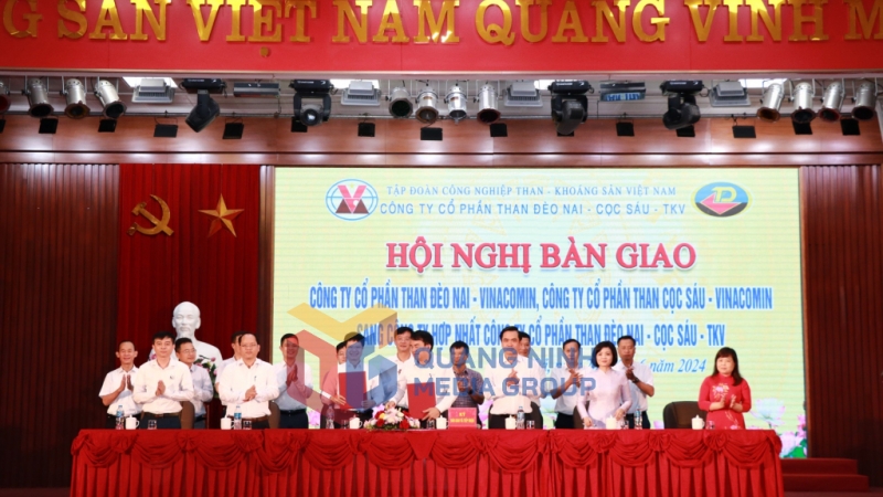 Lãnh đạo TKV và đại diện lãnh đạo các Công ty ký bàn giao và tiếp nhận Công ty CP Than Đèo Nai, Công ty CP Than Cọc Sáu sang công ty hợp nhất Công ty CP Than Đèo Nai - Cọc Sáu - TKV (6-2024). Ảnh: Phạm Tăng