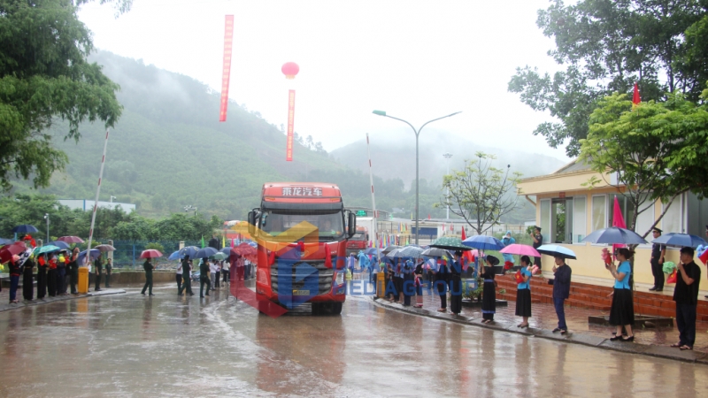 Xe hàng xuất, nhập khẩu được thông quan qua cặp cửa khẩu song phương Hoành Mô (Việt Nam) - Động Trung (Trung Quốc) (6-2024). Ảnh: Mạnh Trường