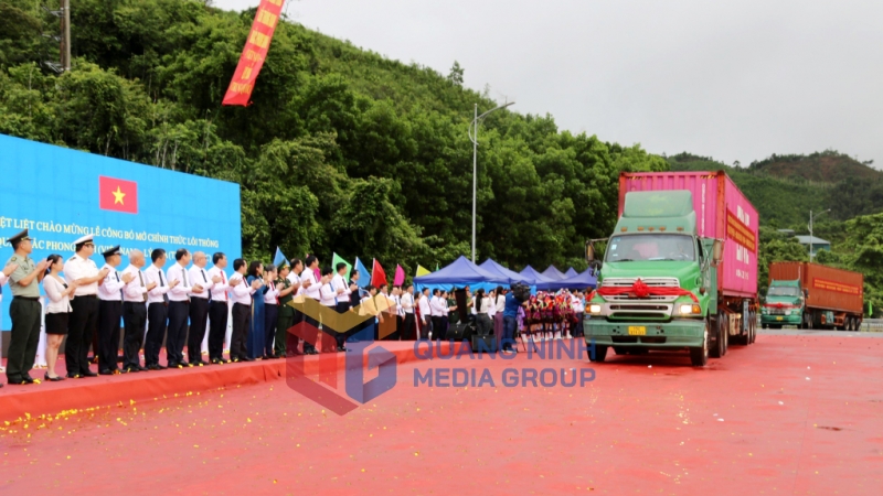 Xe hàng xuất, nhập khẩu thông quan qua lối thông quan Bắc Phong Sinh (Việt Nam) - Lý Hỏa (Trung Quốc) (6-2024). Ảnh: Mạnh Trường