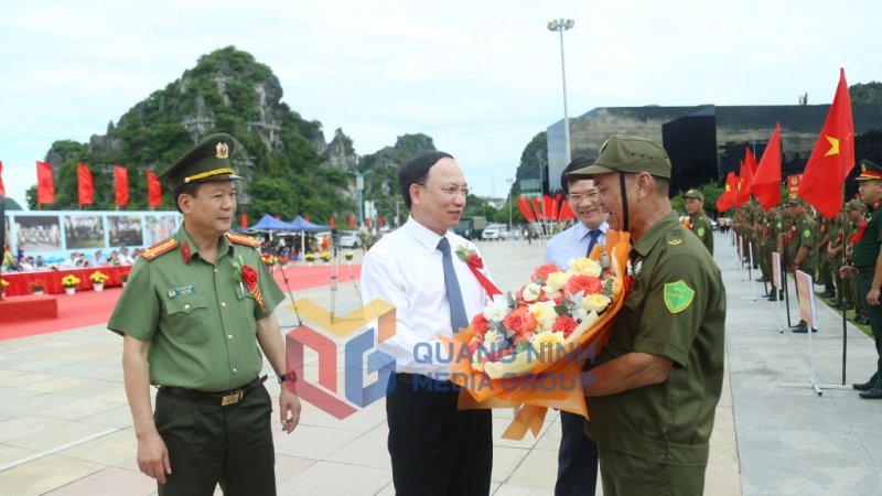 Đồng chí Nguyễn Xuân Ký, Ủy viên Trung ương Đảng, Bí thư Tỉnh ủy, Chủ tịch HĐND tỉnh, tặng hoa chúc mừng, động viên các Tổ bảo vệ an ninh, trật tự trên địa bàn TP Hạ Long (7-2024). Ảnh: Minh Hà