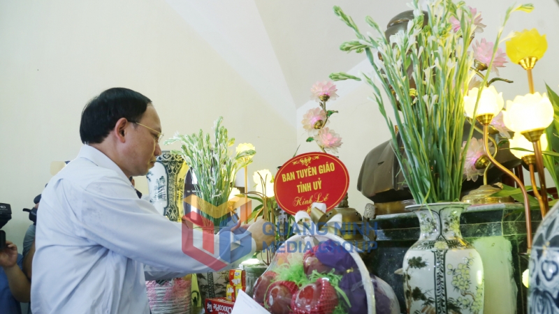 Đồng chí Nguyễn Xuân Ký, Ủy viên Trung ương Đảng, Bí thư Tỉnh ủy, Chủ tịch HĐND tỉnh, dâng hương tưởng nhớ đồng chí Vũ Văn Hiếu (7-2024). Ảnh: Thu Chung