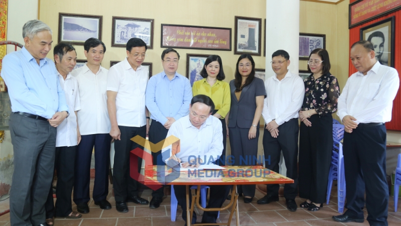 Thay mặt Đoàn đại biểu Tỉnh ủy – HĐND – UBND - Ủy ban MTTQ tỉnh Quảng Ninh và Tập đoàn Công nghiệp Than - Khoáng sản Việt Nam, đồng chí Nguyễn Xuân Ký, Ủy viên Trung ương Đảng, Bí thư Tỉnh ủy, Chủ tịch HĐND tỉnh ghi sổ lưu niệm (7-2024). Ảnh: Thu Chung