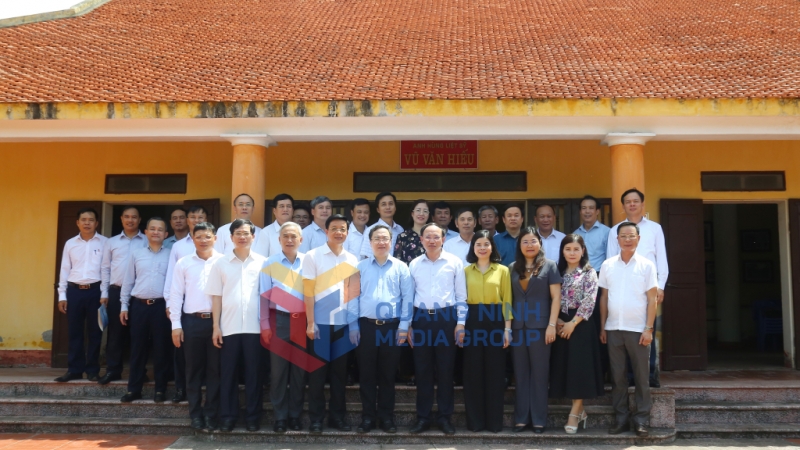 Đoàn đại biểu tỉnh Quảng Ninh chụp ảnh lưu niệm tại Khu lưu niệm đồng chí Vũ Văn Hiếu ở xã Hải Anh, huyện Hải Hậu, tỉnh Nam Định (7-2024). Ảnh: Thu Chung