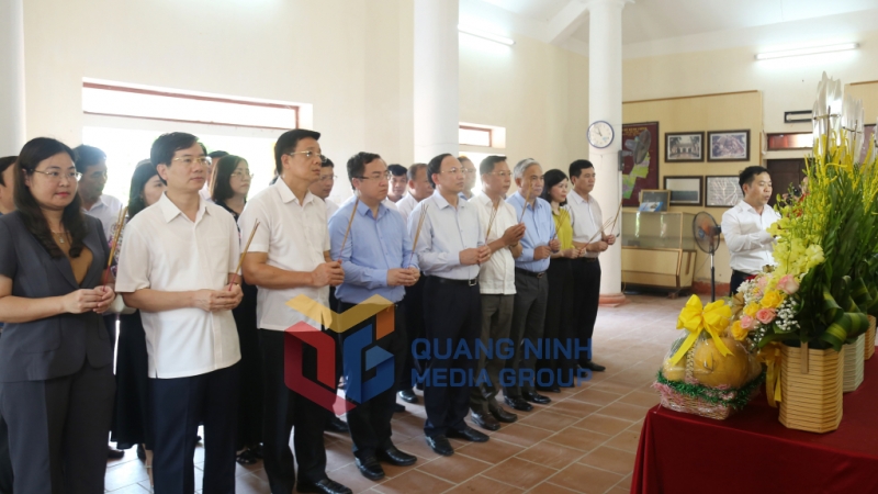 Đoàn đại biểu Tỉnh ủy, HĐND, UBND, Ủy ban MTTQ tỉnh Quảng Ninh và Tập đoàn Công nghiệp Than - Khoáng sản Việt Nam đã đến dâng hoa, dâng hương tưởng niệm Anh hùng LLVT, Liệt sĩ Vũ Văn Hiếu - Bí thư Đặc khu ủy đầu tiên của Khu mỏ Quảng Ninh (7-2024). Ảnh: Thu Chung