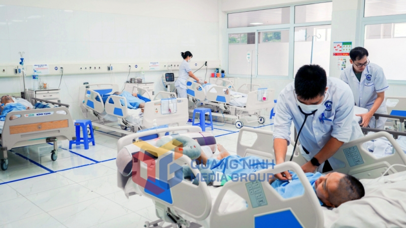 2024-07_chăm sóc bệnh nhân tại Bệnh viện Lão khoa - Phục hồi chức năng tỉnh Quảng Ninh. Ảnh: Đỗ Quang
