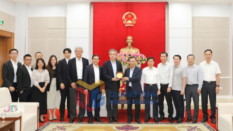Đồng chí Chủ tịch UBND tỉnh Cao Tường Huy tặng quà biểu tượng Vịnh Hạ Long cho ông Masayuki Omoto, Giám đốc Điều hành, Phó Chủ tịch Ủy ban Đầu tư và Tín dụng Tập đoàn Marubeni (7-2024). Ảnh: Đỗ Phương