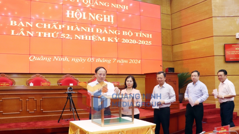 2024-07_Hội nghị Ban Chấp hành Đảng bộ tỉnh khóa XV, lần thứ 52 - bỏ phiếu bầu bổ sung 2 Ủy viên Ủy ban Kiểm tra Tỉnh ủy khóa XV, nhiệm kỳ 2020-2025. Ảnh: Trúc Linh