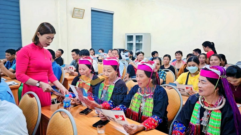 2024-07_Hội LHPN huyện Vân Đồn tổ chức phát tờ rơi tuyên truyền về công tác bình đẳng giới cho phụ nữ trên địa bàn (5-2024). Ảnh: Minh Đức