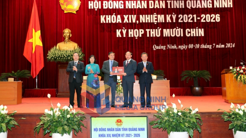 2024-07_Kỳ họp thứ 19, HĐND tỉnh khoá XIV - Bí thư Tỉnh uỷ Nguyễn Xuân Ký tặng quà lưu niệm cho đồng chí Bùi Văn Khắng, Thứ trưởng Bộ Tài chính. Ảnh: Đỗ Phương