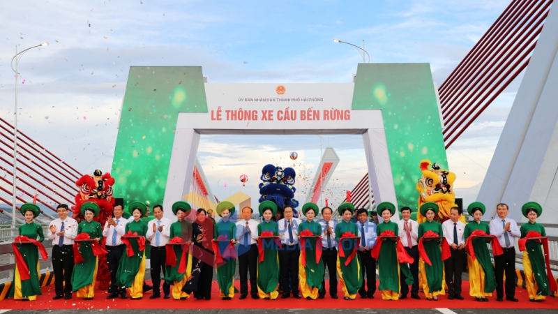 Đồng chí Trần Thanh Mẫn, Chủ tịch Quốc hội cùng các đồng chí đại diện lãnh đạo các Ủy ban Quốc hội, bộ, ngành trung ương, địa phương cắt băng thông xe dự án cầu Bến Rừng (7-2024). Ảnh Đỗ Phương