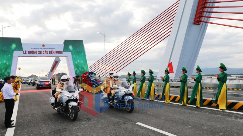 Những đoàn xe đầu tiên di chuyển trên cầu Bến Rừng (7-2024). Ảnh Đỗ Phương