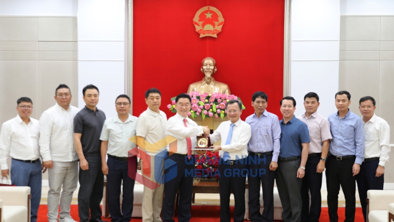 Chủ tịch UBND tỉnh Cao Tường Huy chào đón nhà đầu tư đến từ Hàn Quốc (7-2024). Ảnh: Đỗ Phương