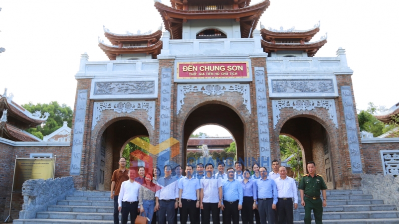 Đoàn đại biểu thăm, dâng hương tại Đền Chung Sơn - nơi thờ gia tiên Chủ tịch Hồ Chí Minh, huyện Nam Đàn, tỉnh Nghệ An (7-2024). Ảnh: Nguyễn Thanh