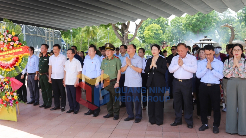 Đoàn đại biểu tỉnh Quảng Ninh dâng hương, dâng hoa tưởng niệm các anh hùng liệt sĩ tại Khu di tích quốc gia đặc biệt Thành cổ Quảng Trị (7-2024). Ảnh: Nguyễn Thanh