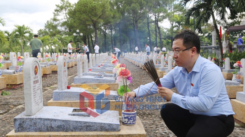 Đồng chí Đặng Xuân Phương, Phó Bí thư Tỉnh ủy, Trưởng Đoàn ĐBQH tỉnh thắp hương các phần mộ liệt sĩ tỉnh Quảng Ninh tại Nghĩa trang liệt sĩ quốc gia Đường 9 (7-2024). Ảnh: Nguyễn Thanh